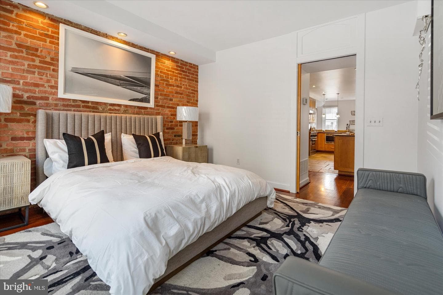 2125 Cambridge photo 15