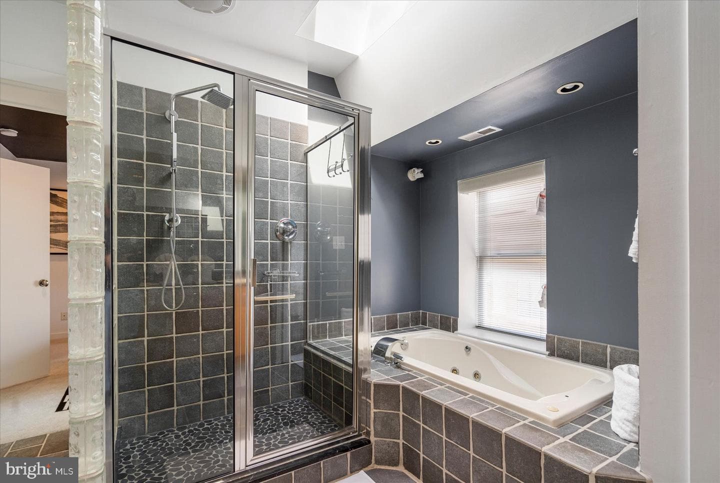 2125 Cambridge photo 25