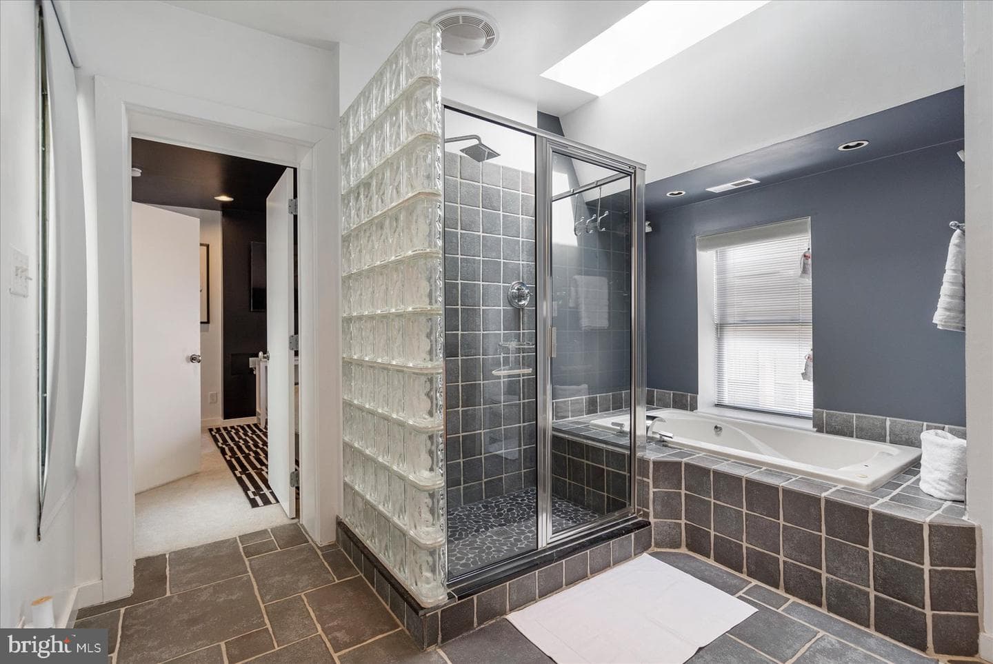 2125 Cambridge photo 29