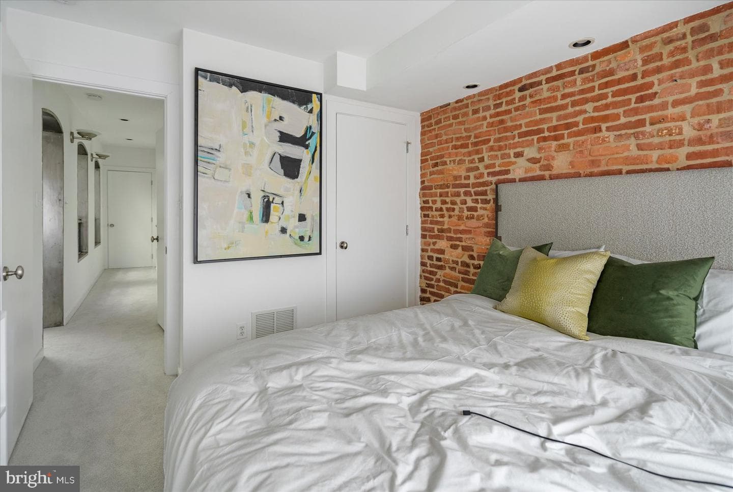 2125 Cambridge photo 32