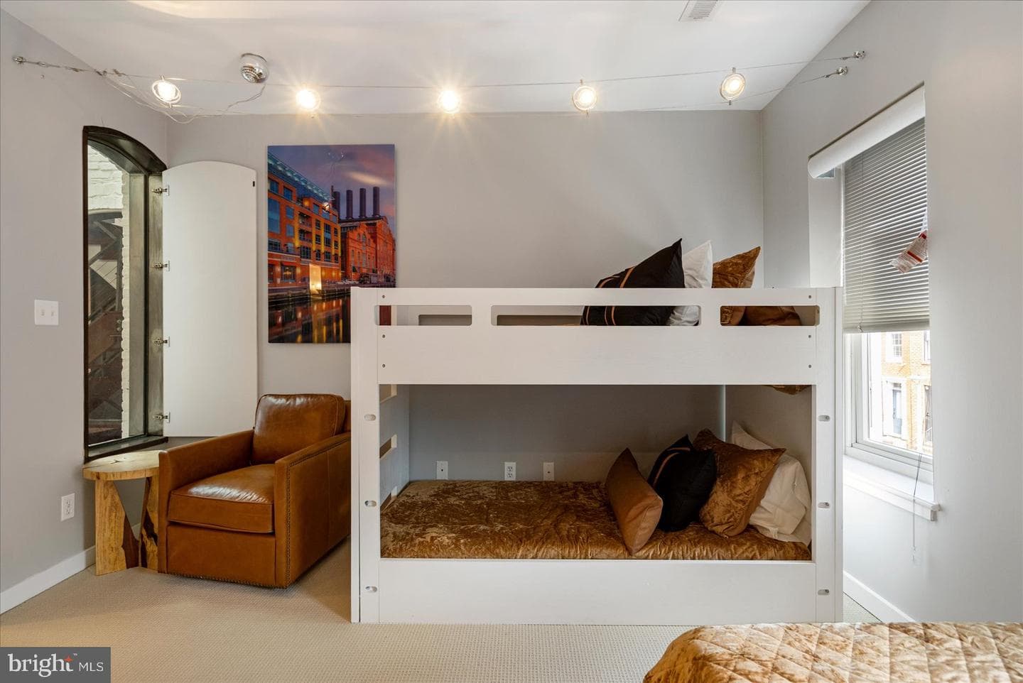 2125 Cambridge photo 43
