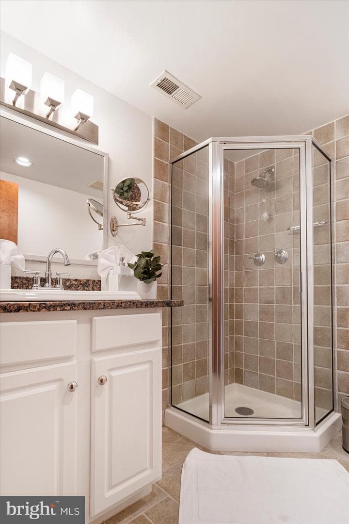 2125 Cambridge photo 44