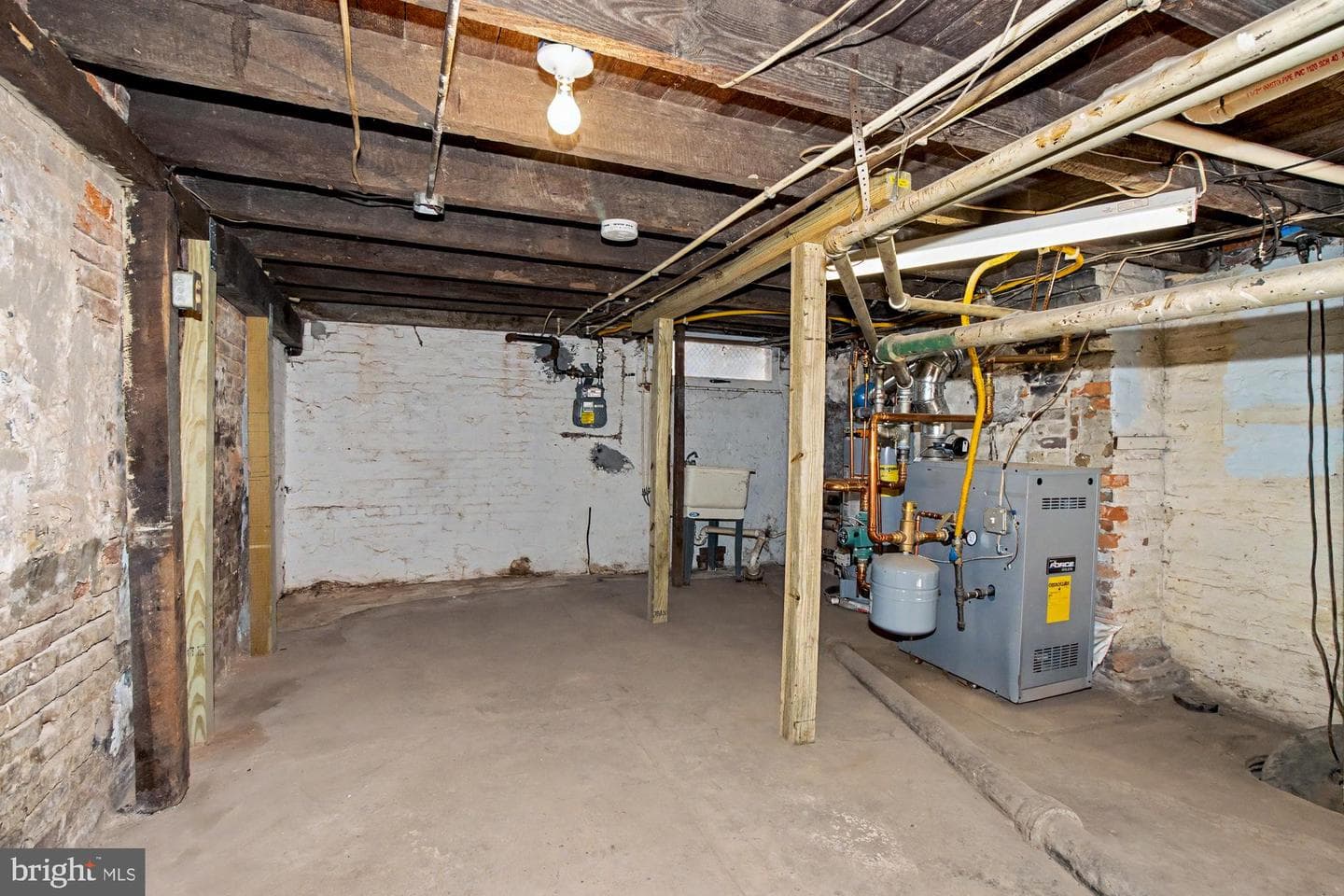 2011 Bank Street photo 38