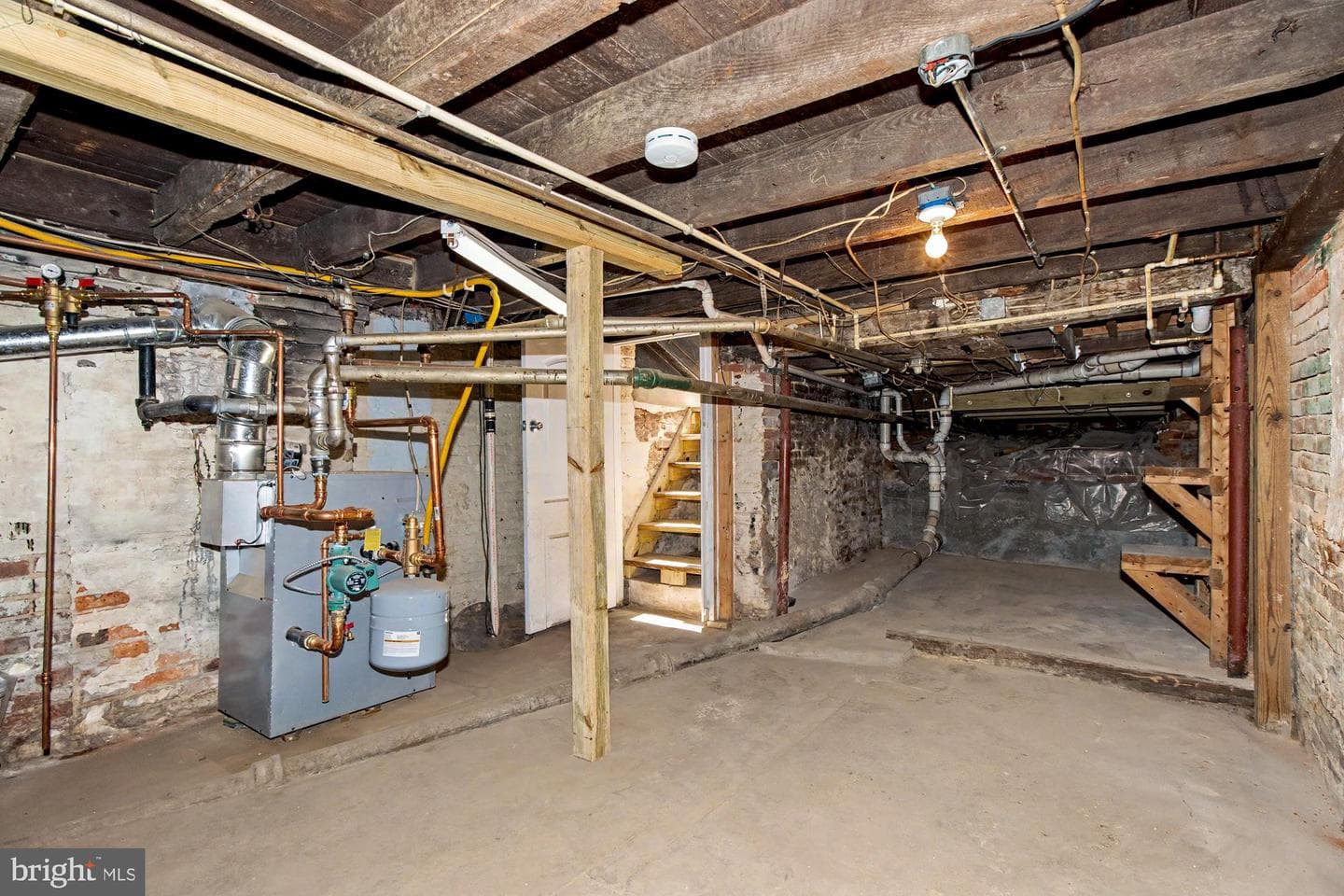 2011 Bank Street photo 39