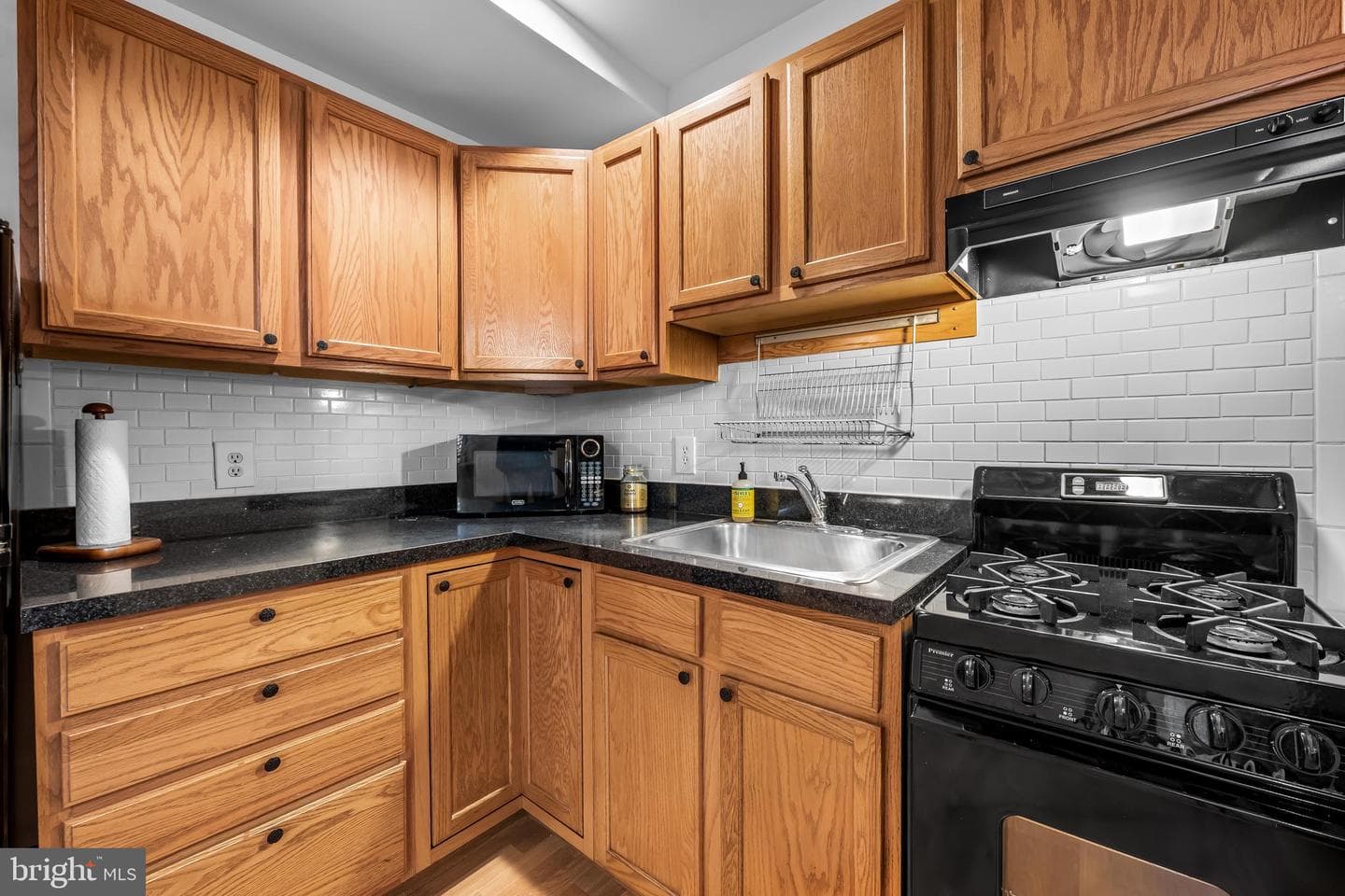 1807 Lancaster Street photo 43