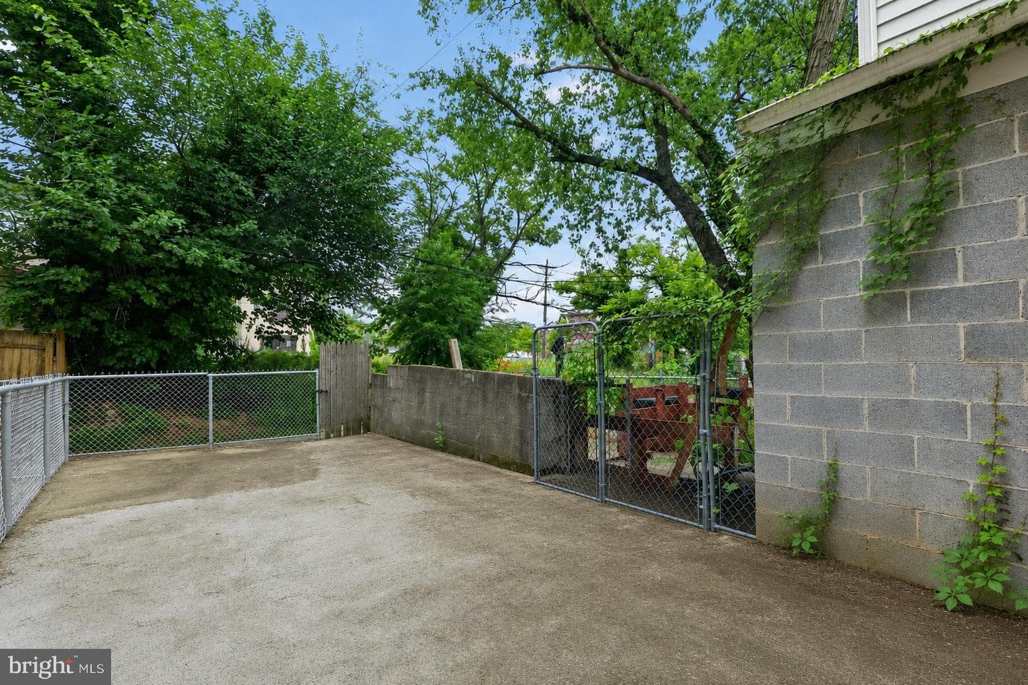1513 N Montford Avenue N photo 29