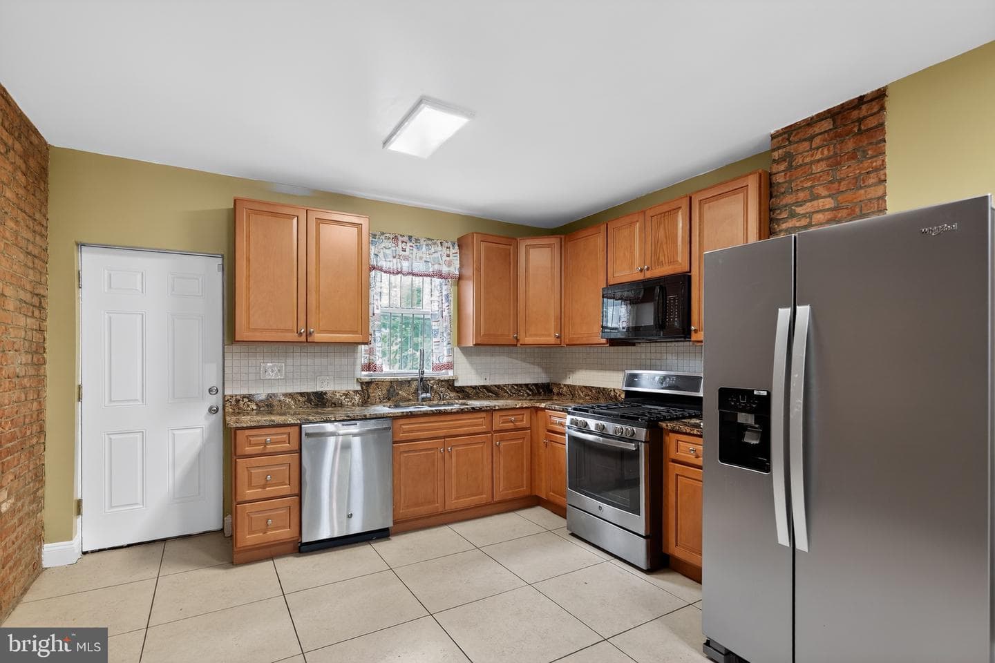 1513 N Montford Avenue N photo 8