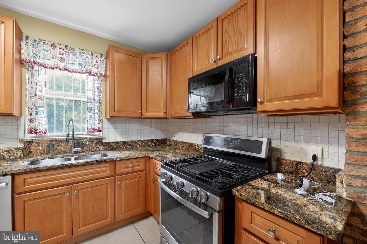 1513 N Montford Avenue N photo 9