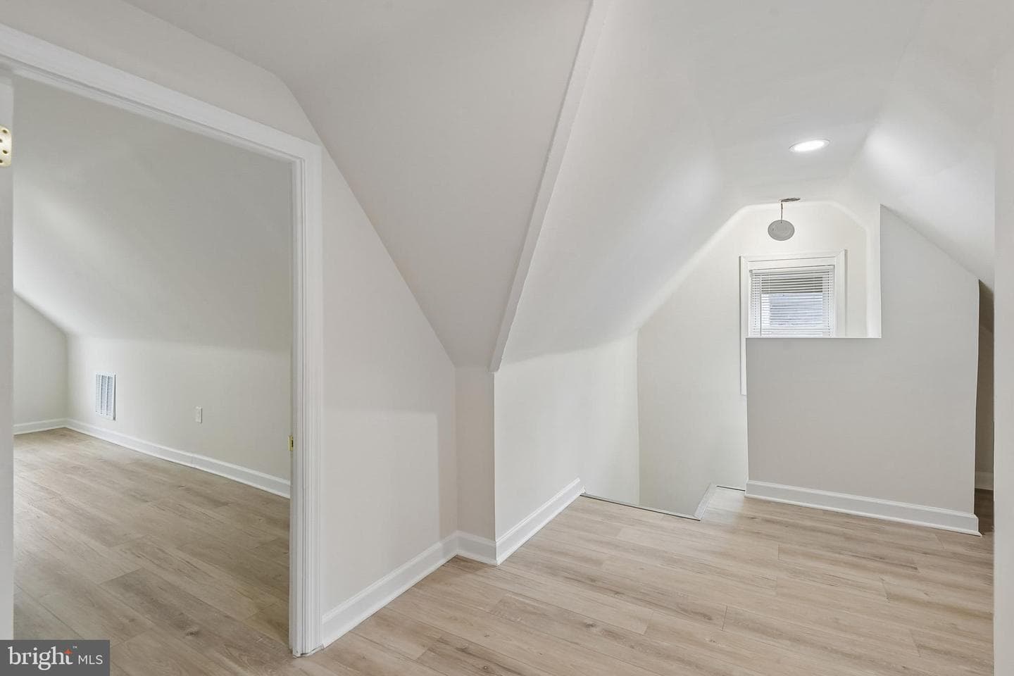 519 Rossiter Avenue photo 31