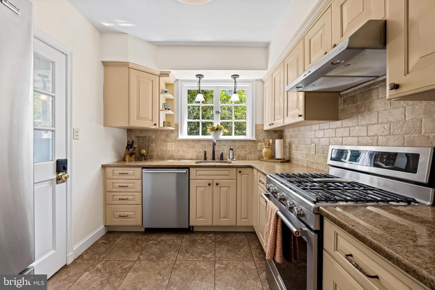 330 Broadmoor Road photo 9