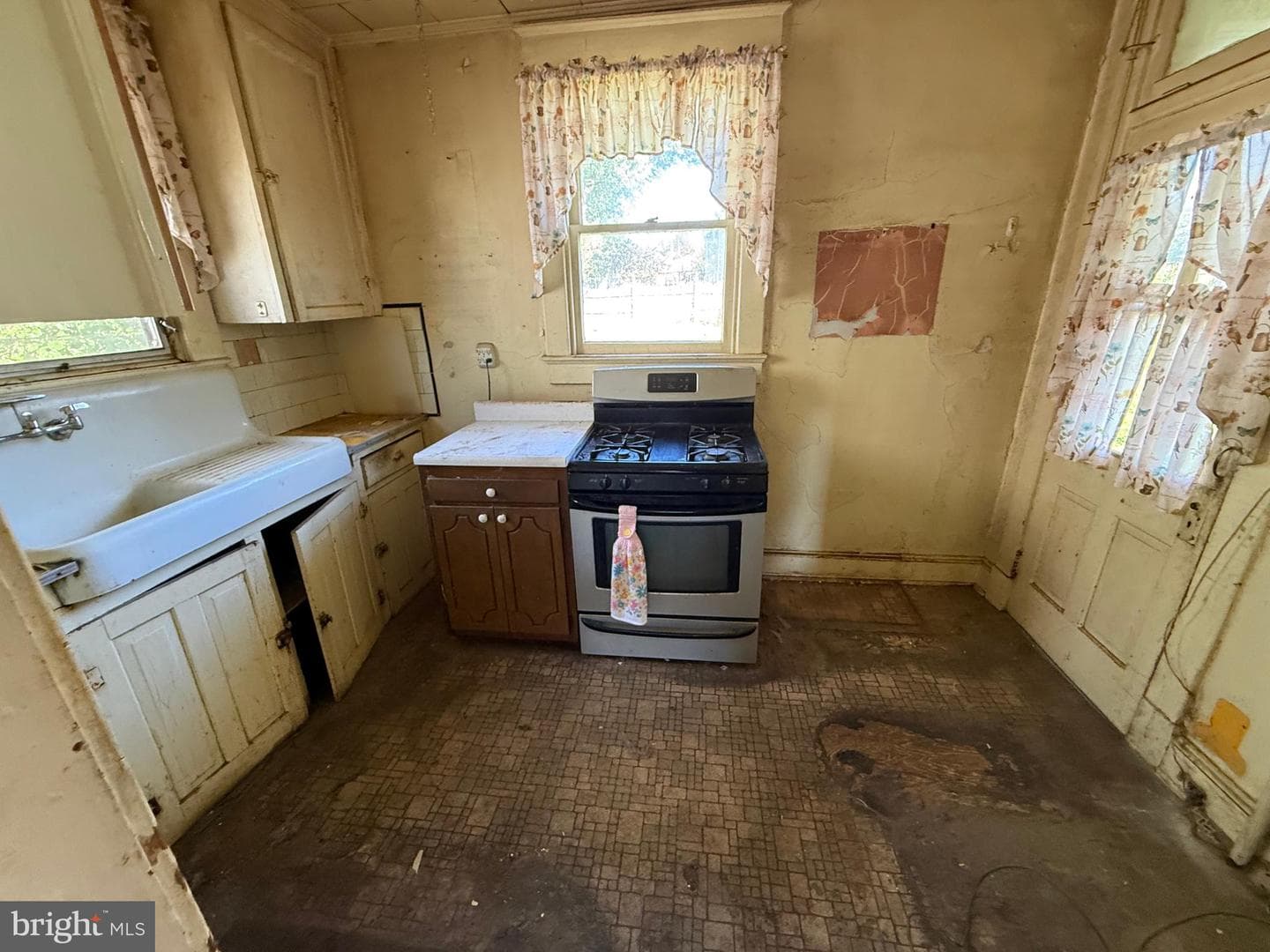 5001 Ross Road photo 4