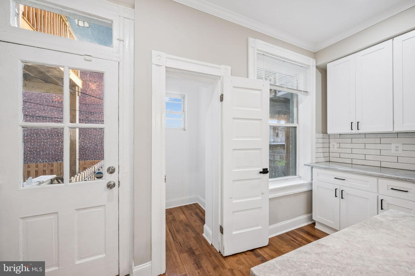 142 Ellwood Avenue S photo 10