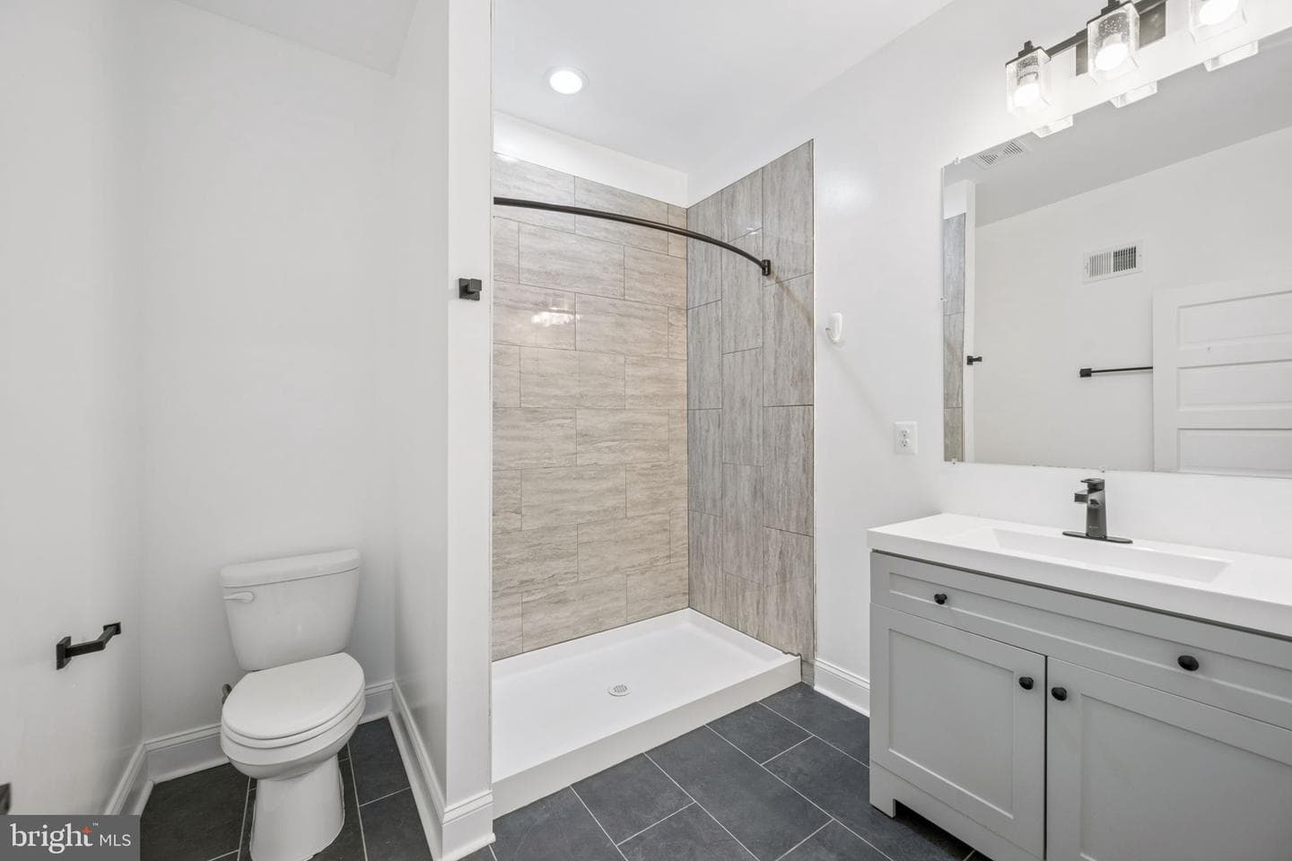 142 Ellwood Avenue S photo 16