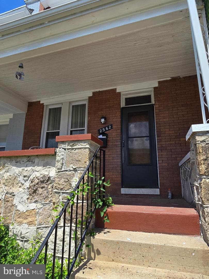 2562 Robb Street photo 3