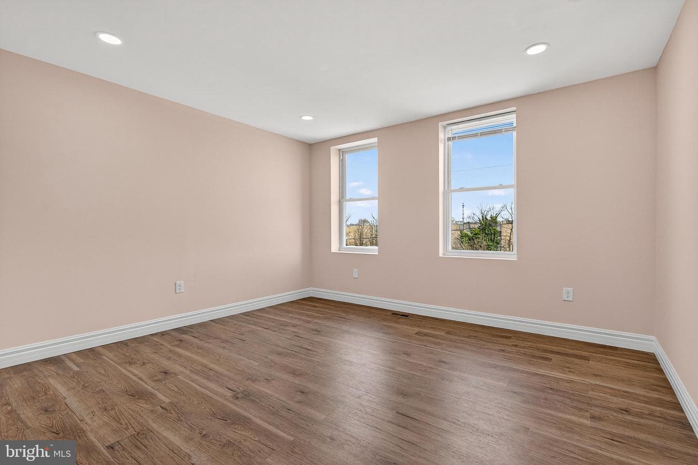 1762 E North Ave photo 32