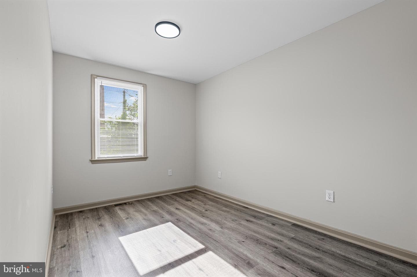 1502 Leslie St photo 22