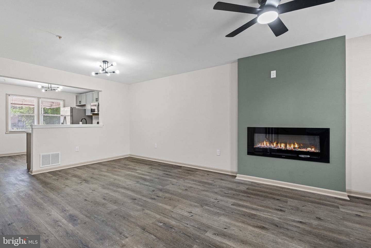 1502 Leslie St photo 3