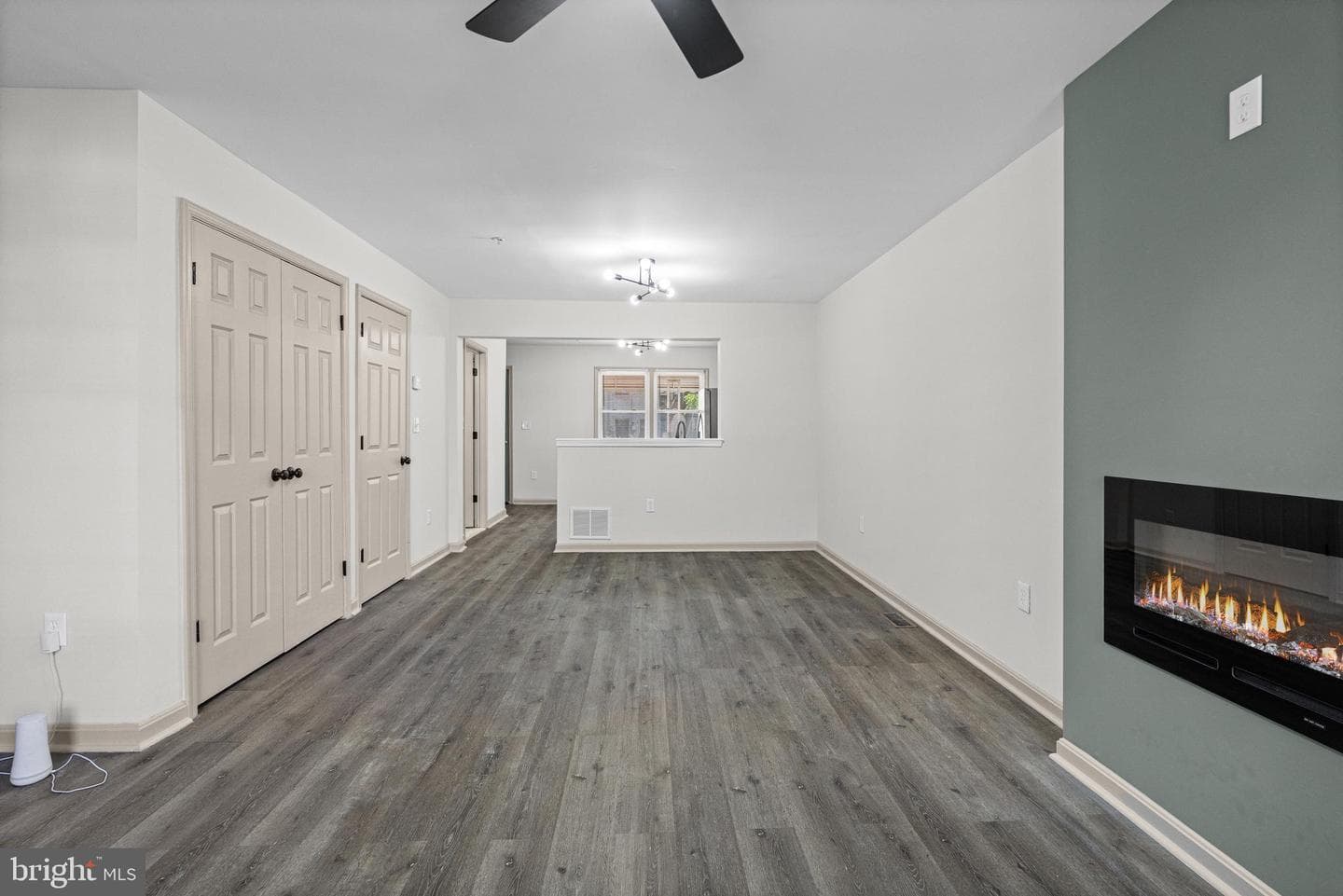 1502 Leslie St photo 4