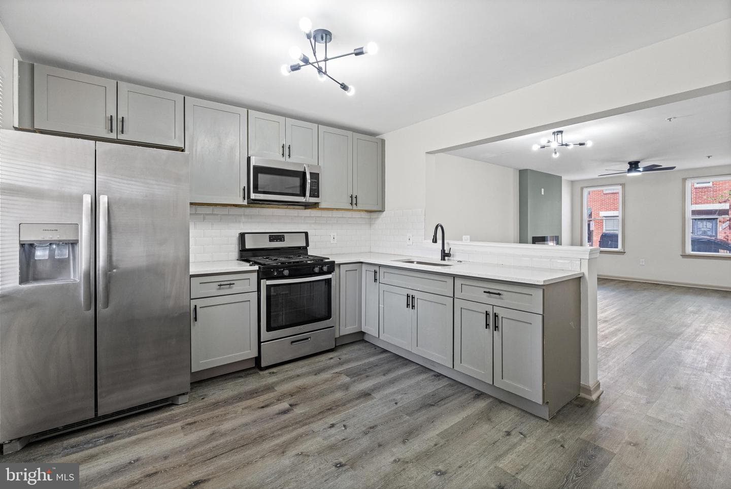 1502 Leslie St photo 7