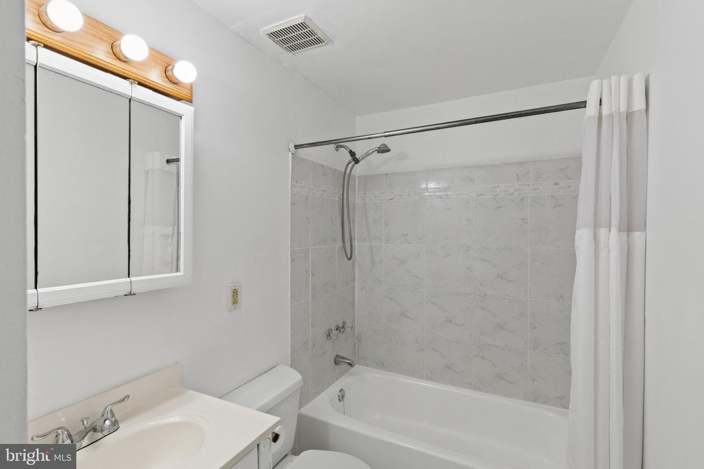 1225 E Chase Street photo 23
