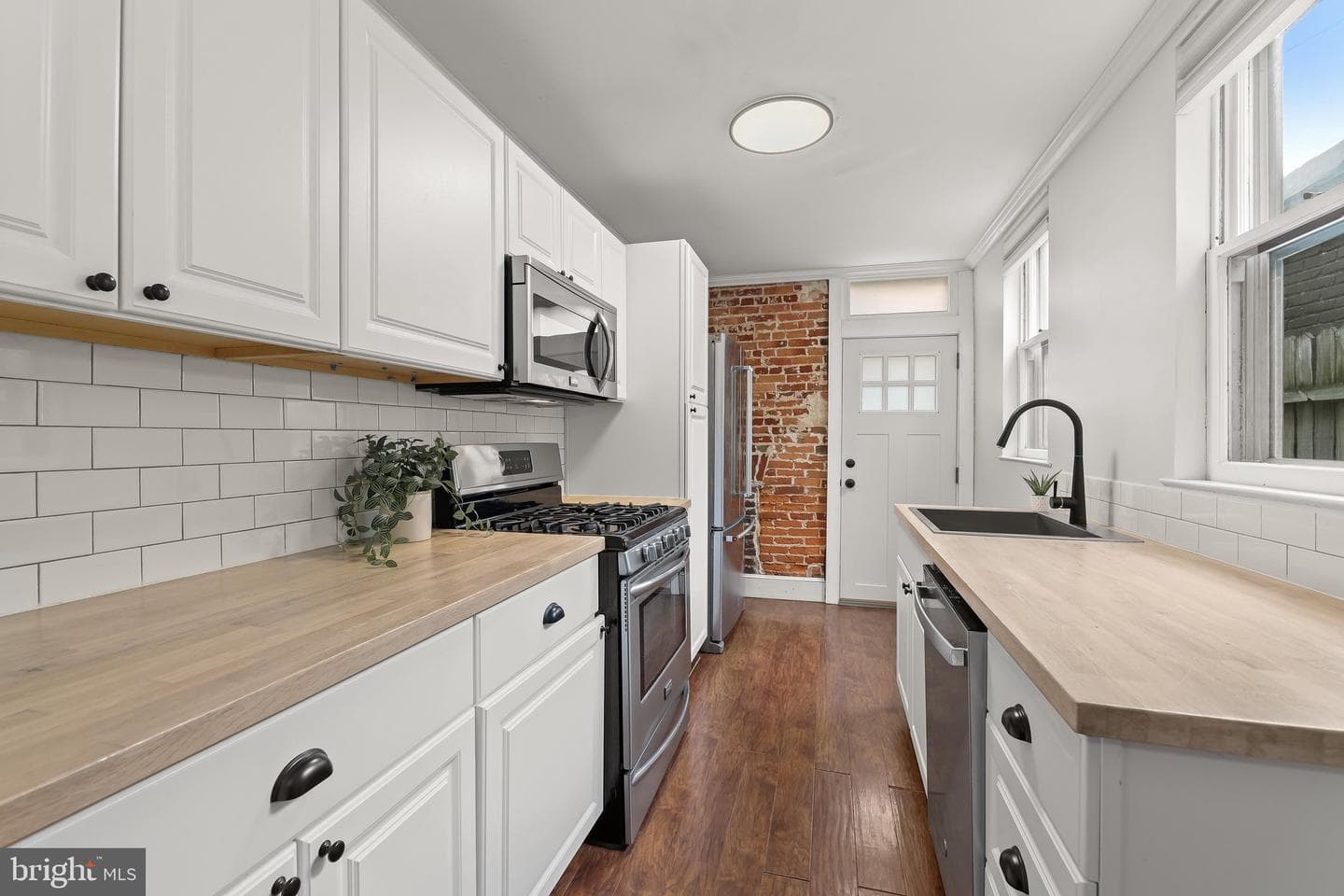 105 E Ostend Street photo 12