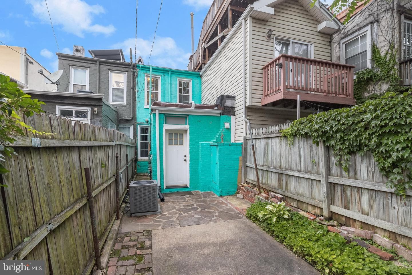 105 E Ostend Street photo 25