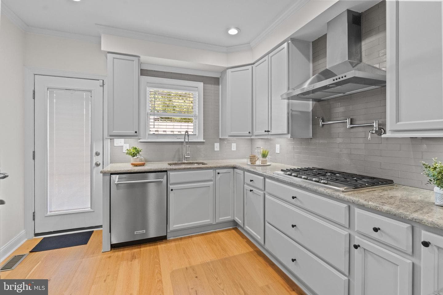 1452 Boyle Street photo 13