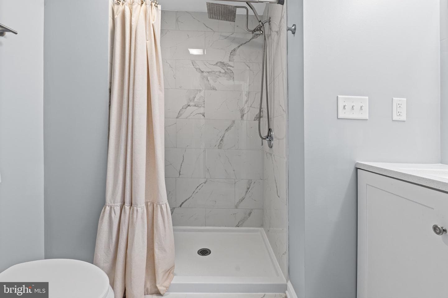 405 E Cross photo 17