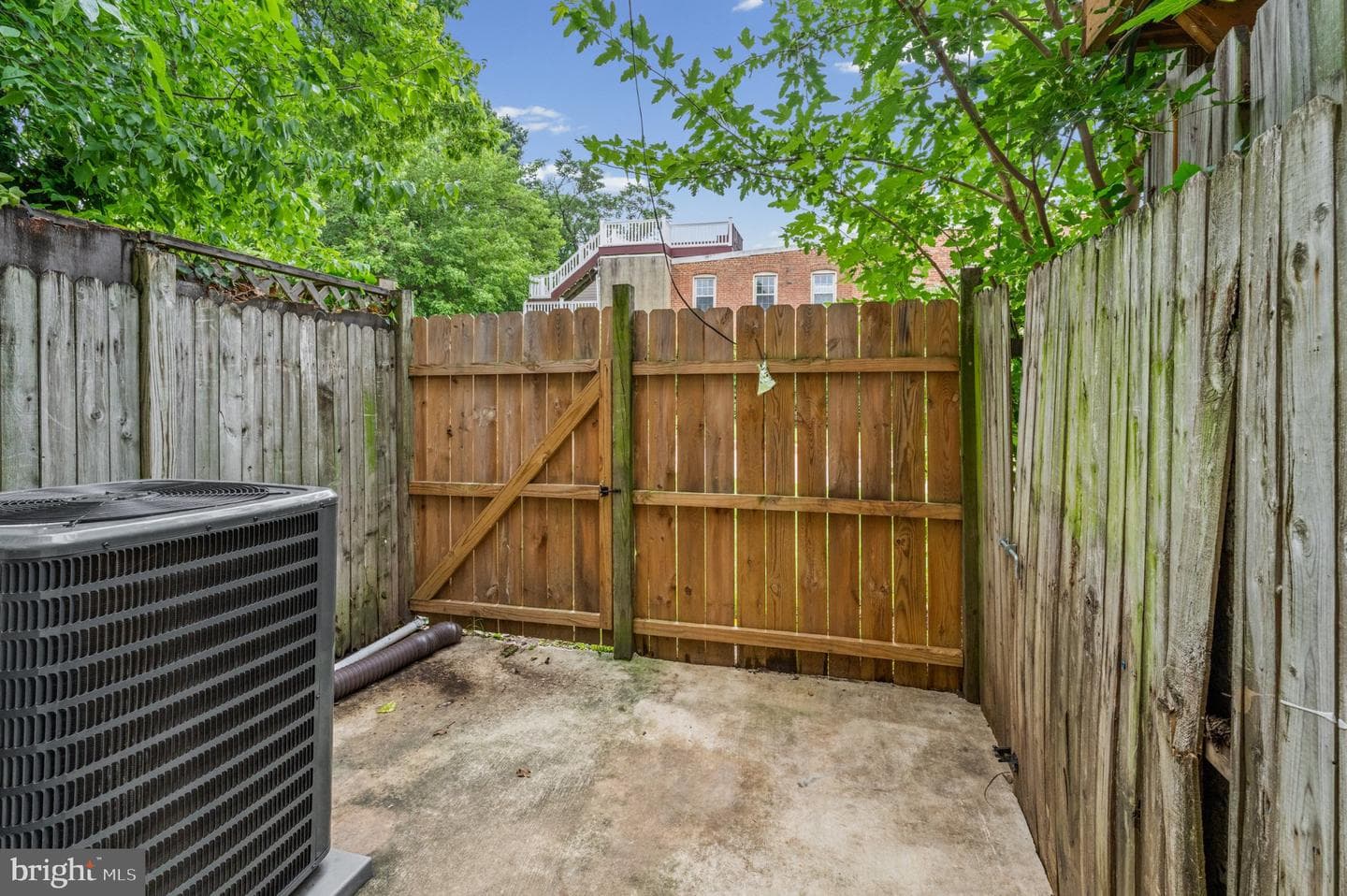 405 E Cross photo 21
