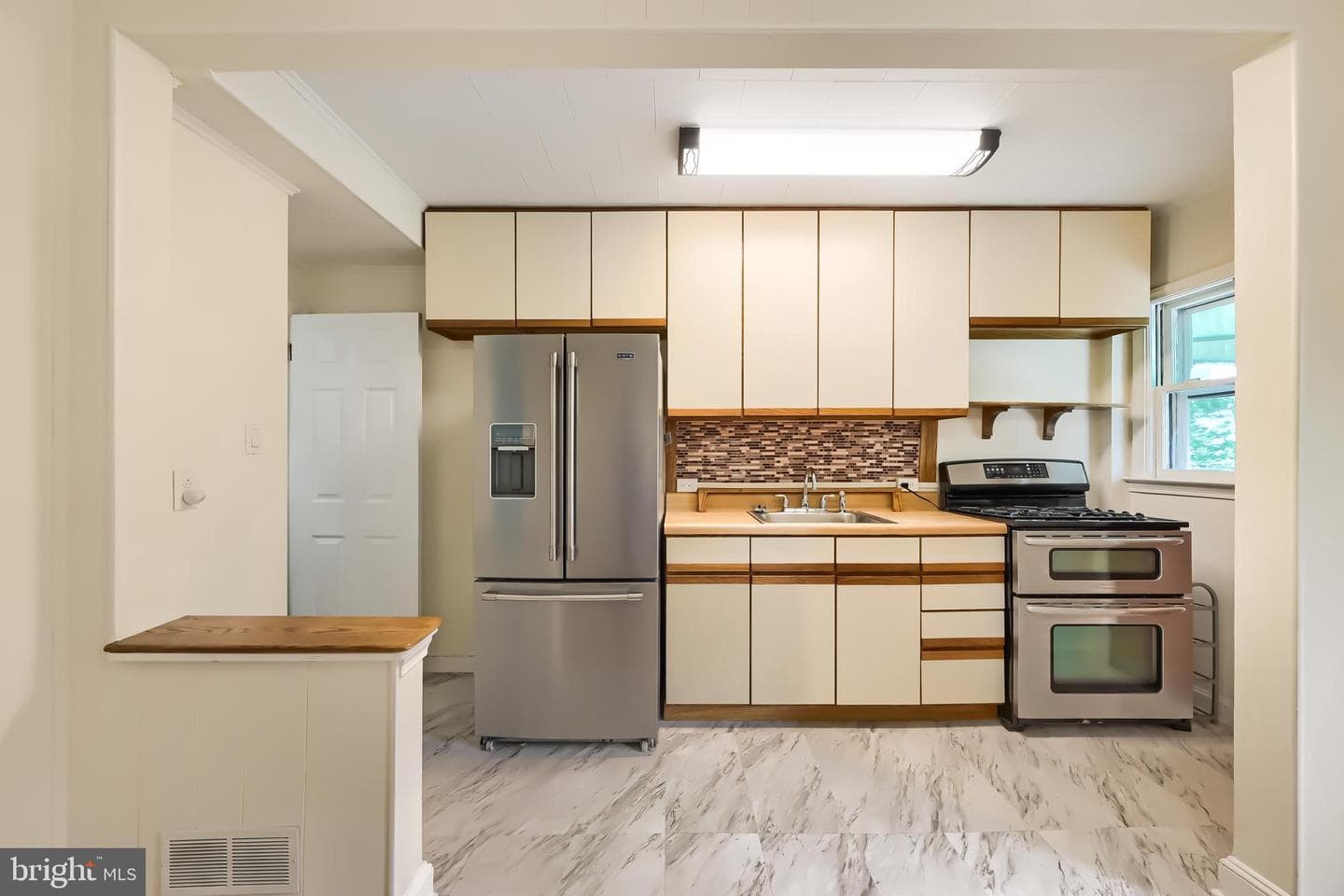 1214 Anglesea Street photo 12