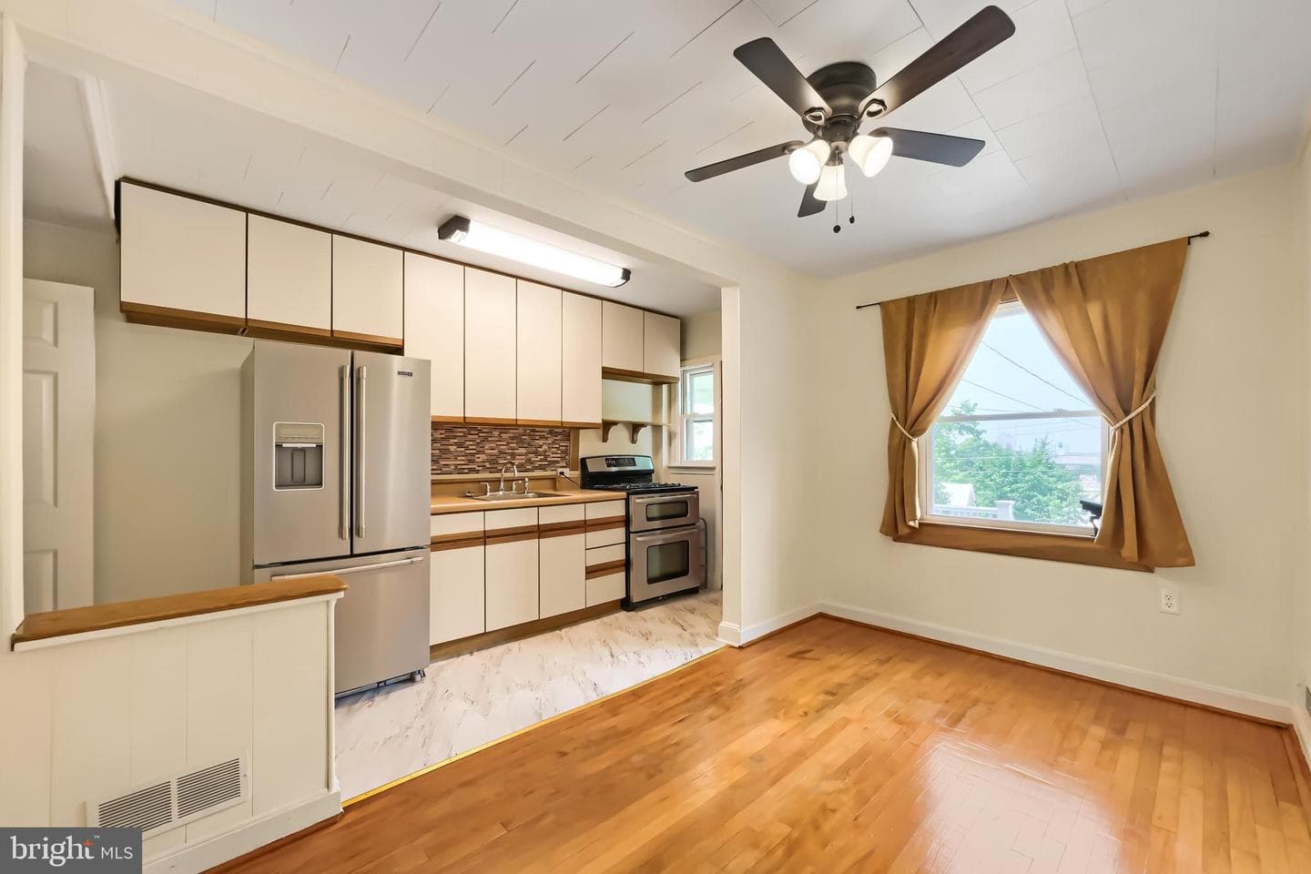 1214 Anglesea Street photo 9