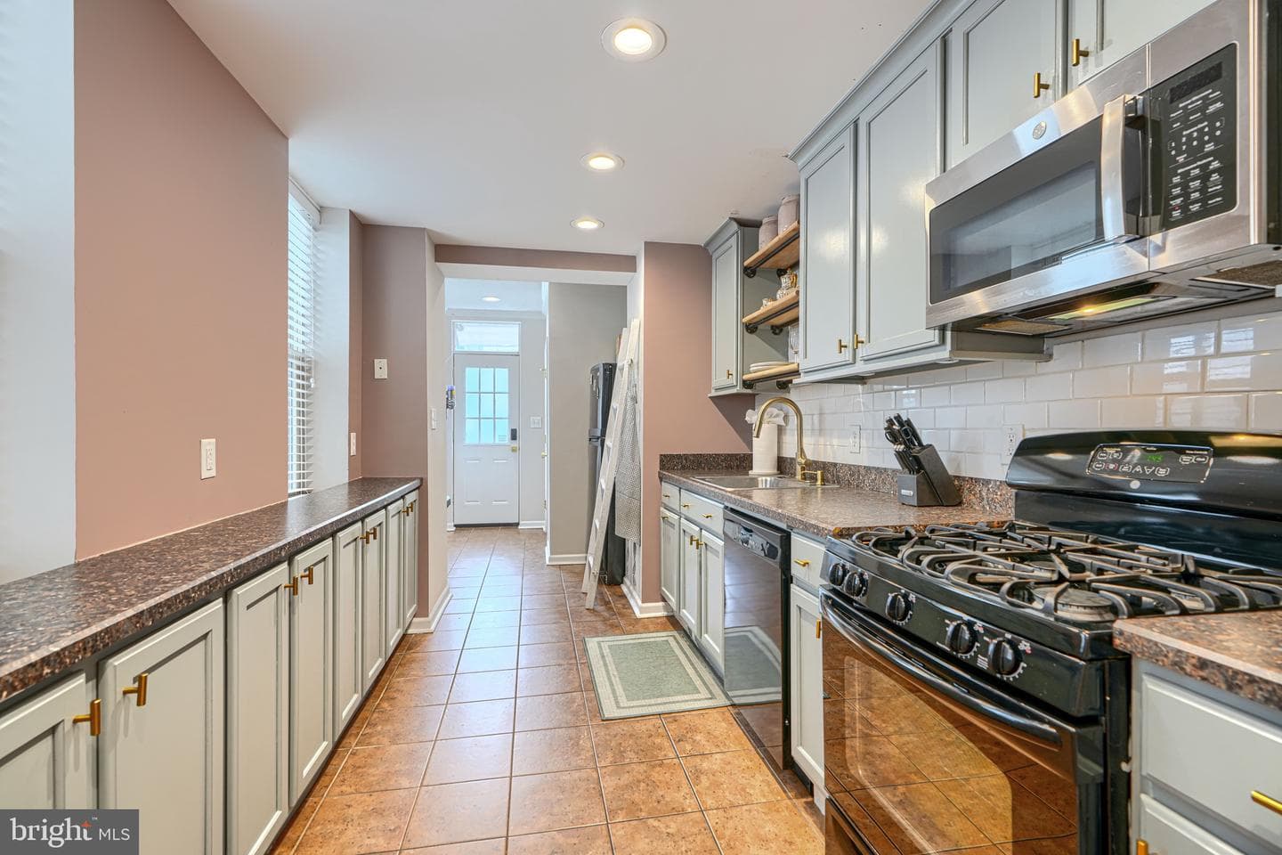 827 S Montford Avenue photo 18