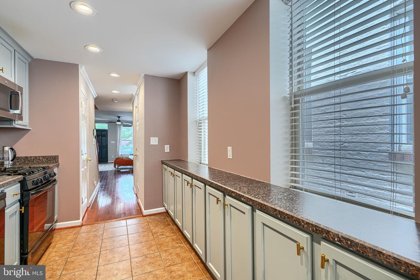 827 S Montford Avenue photo 22