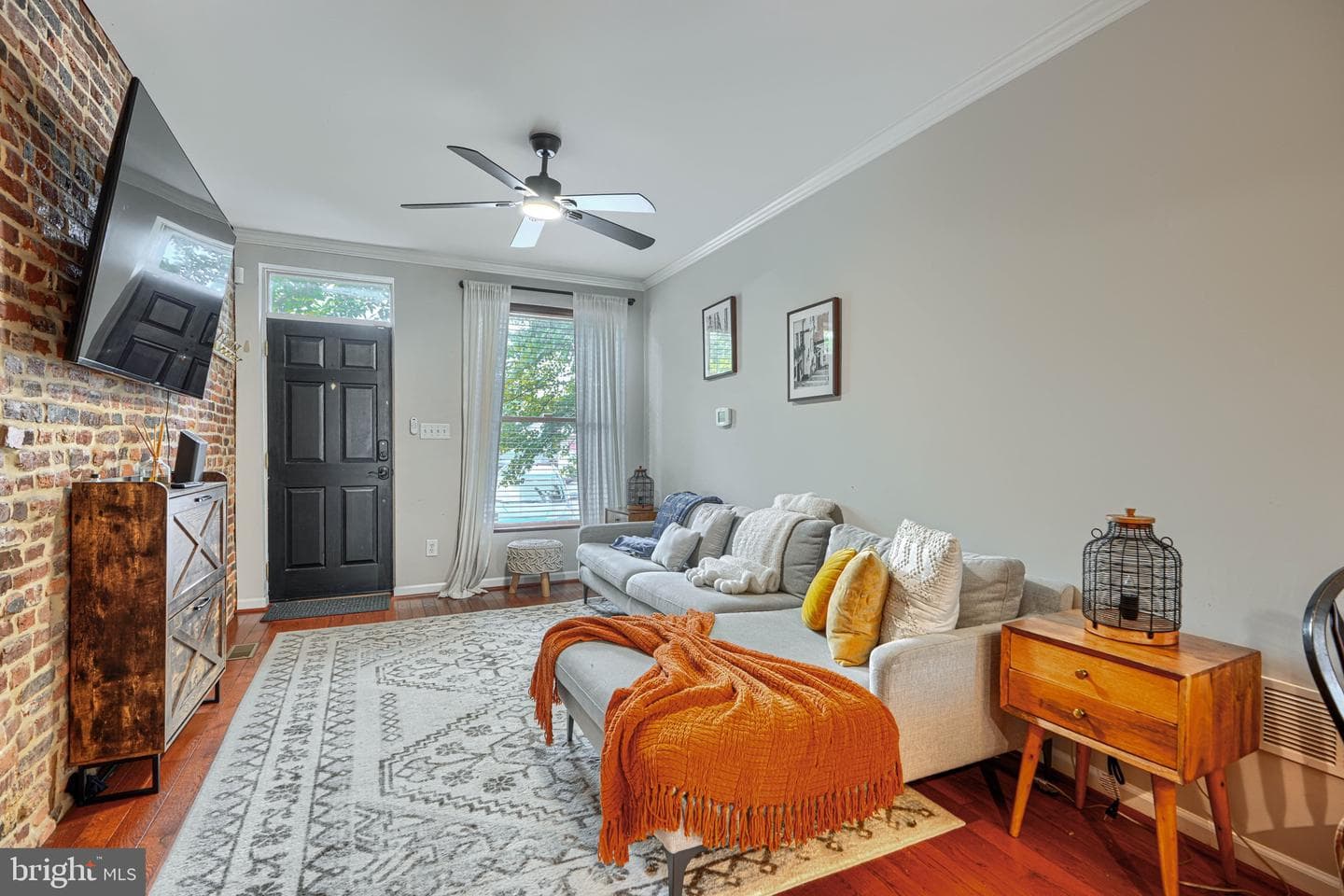 827 S Montford Avenue photo 9