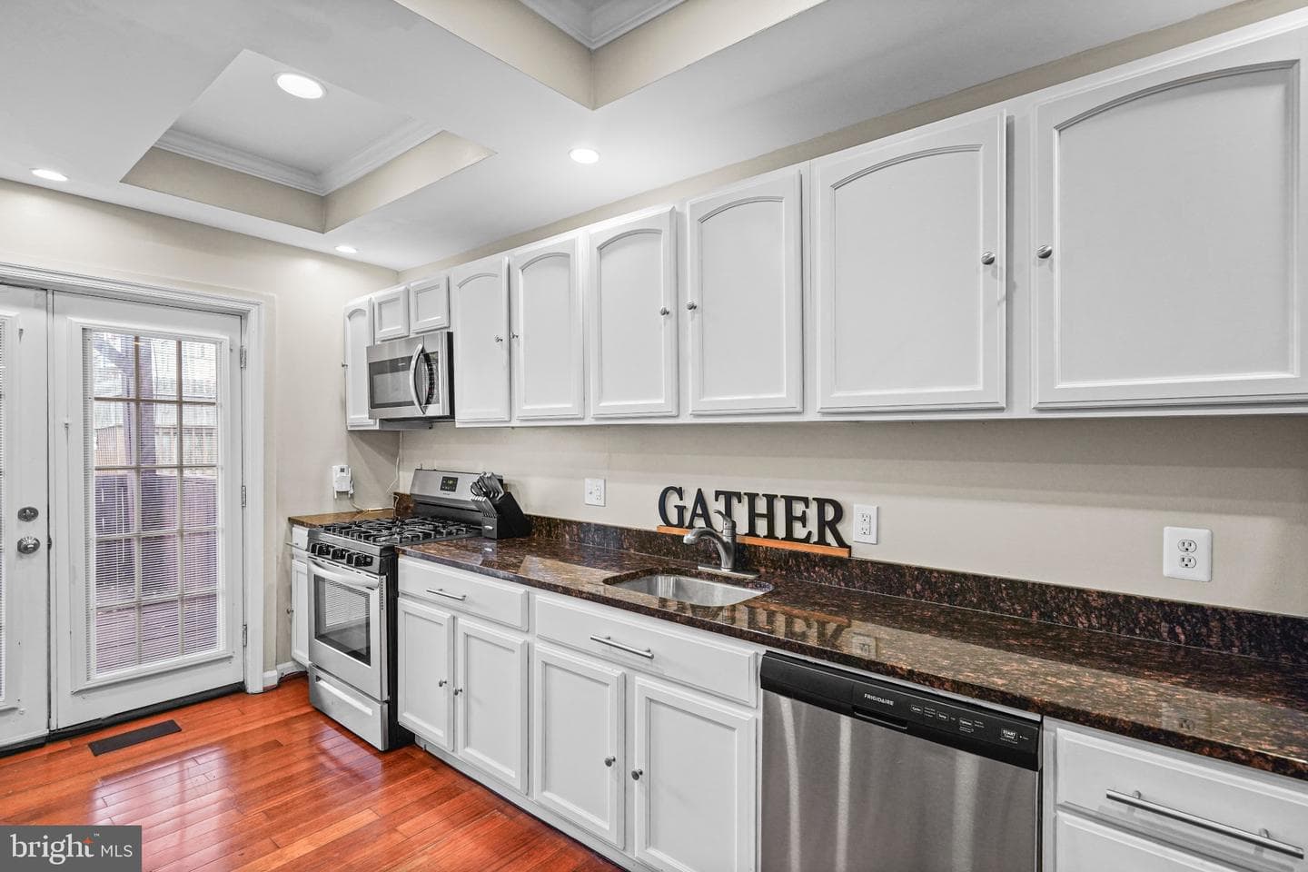 1411 W Ostend Street photo 16
