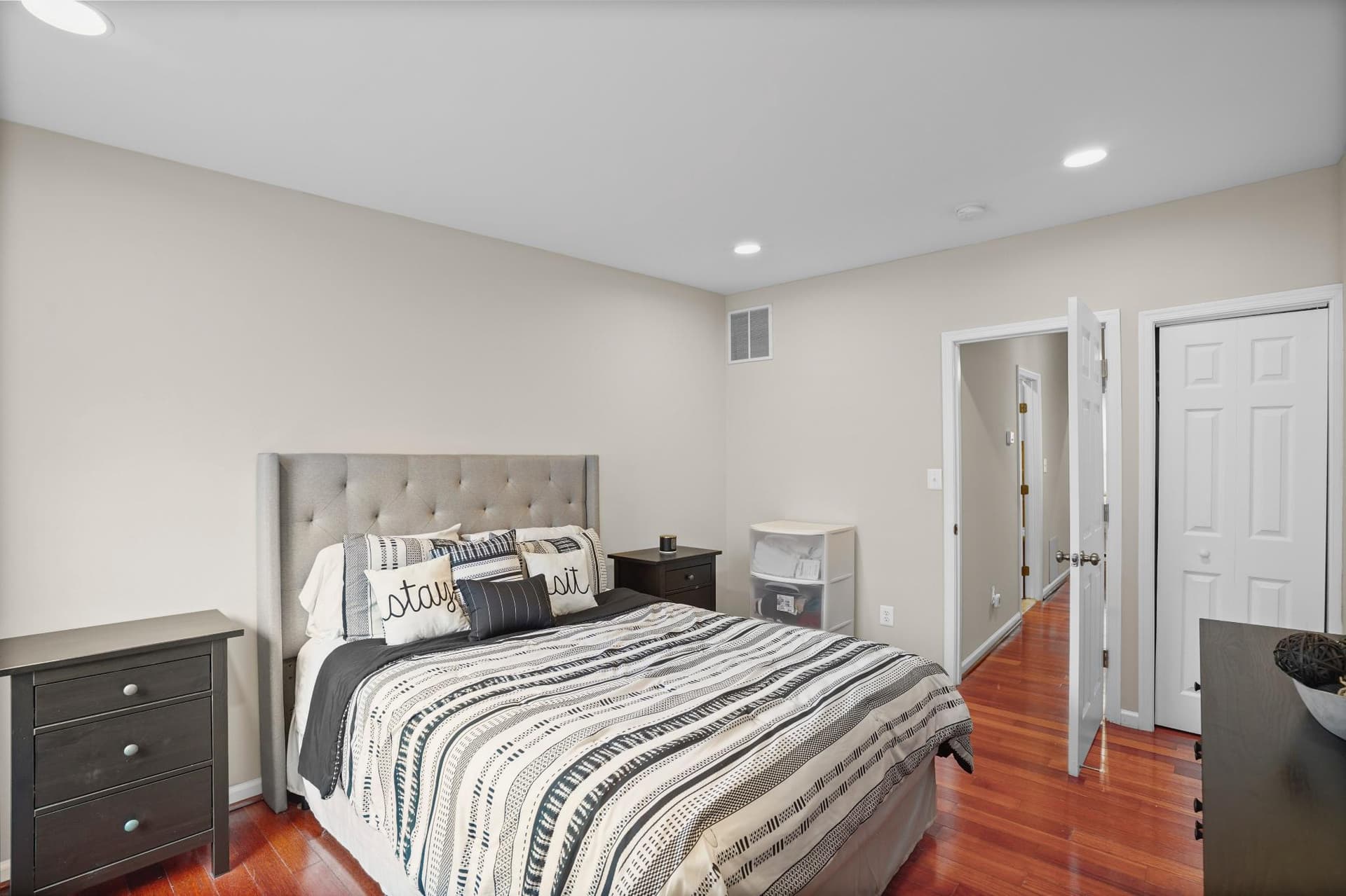 1411 W Ostend Street photo 22