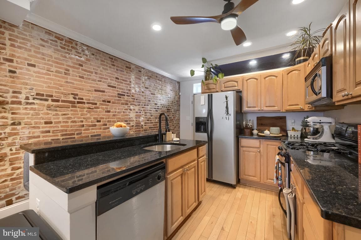 7 S Robinson Street photo 14