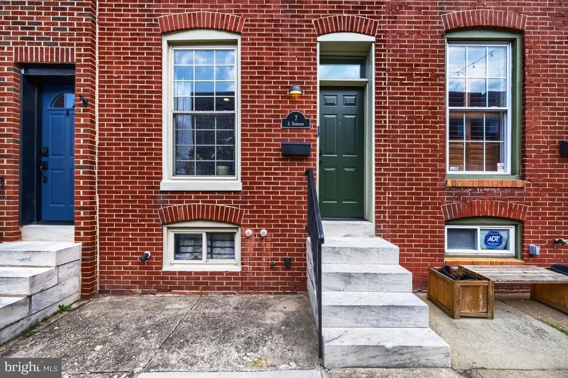 7 S Robinson Street photo 3