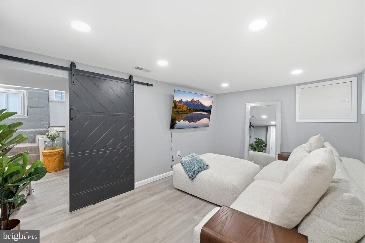 5978 Glenoak Avenue photo 24