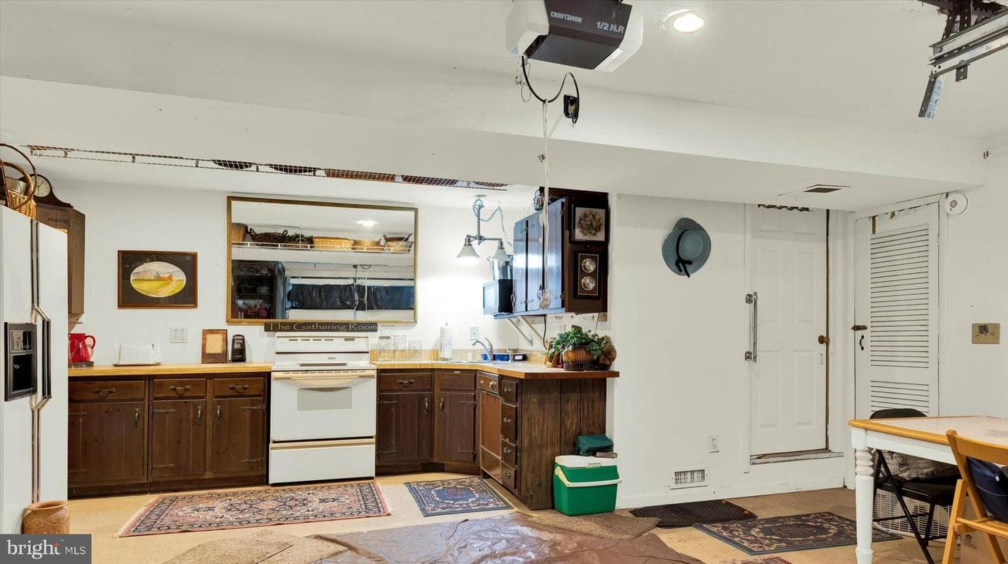 606 Freeland Road photo 24