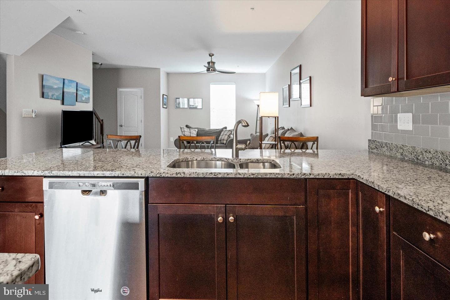 9442 Adelaide photo 14