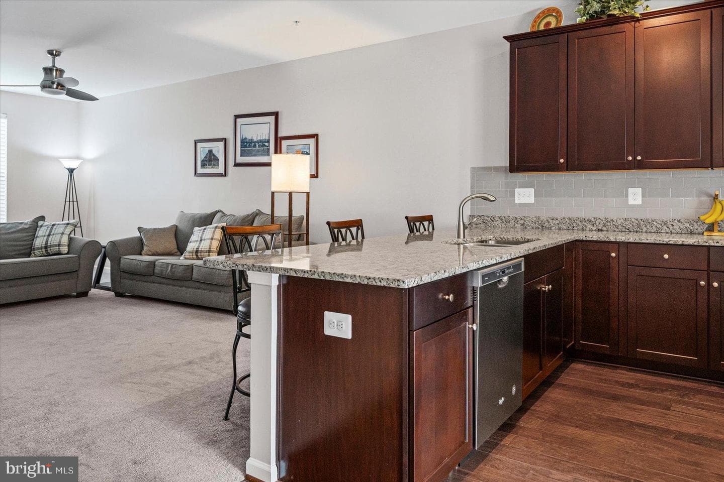 9442 Adelaide photo 18