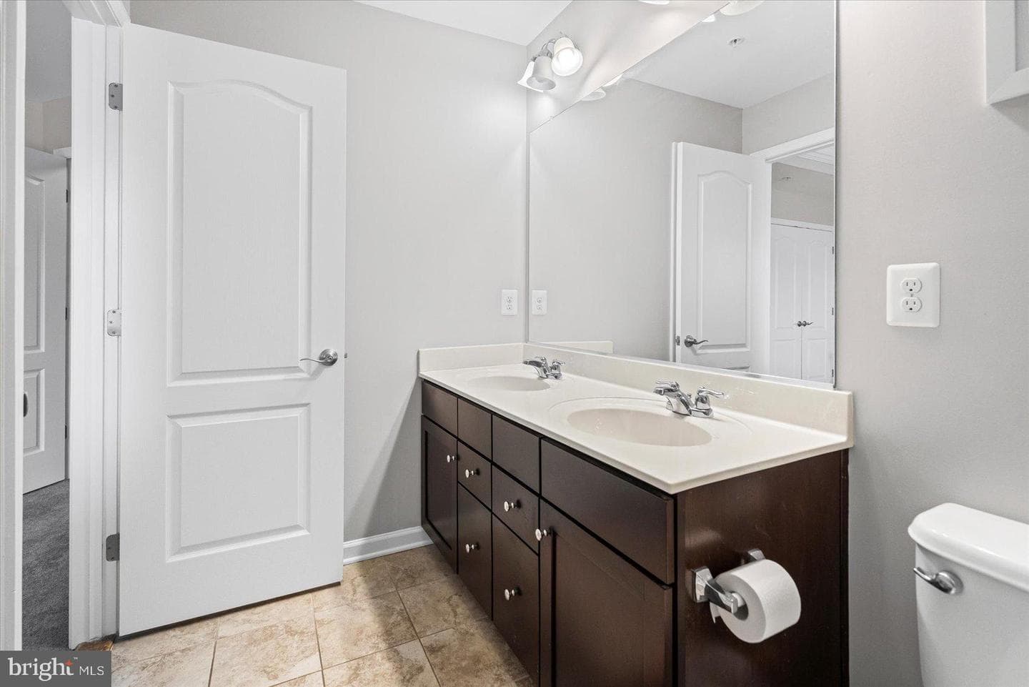 9442 Adelaide photo 24