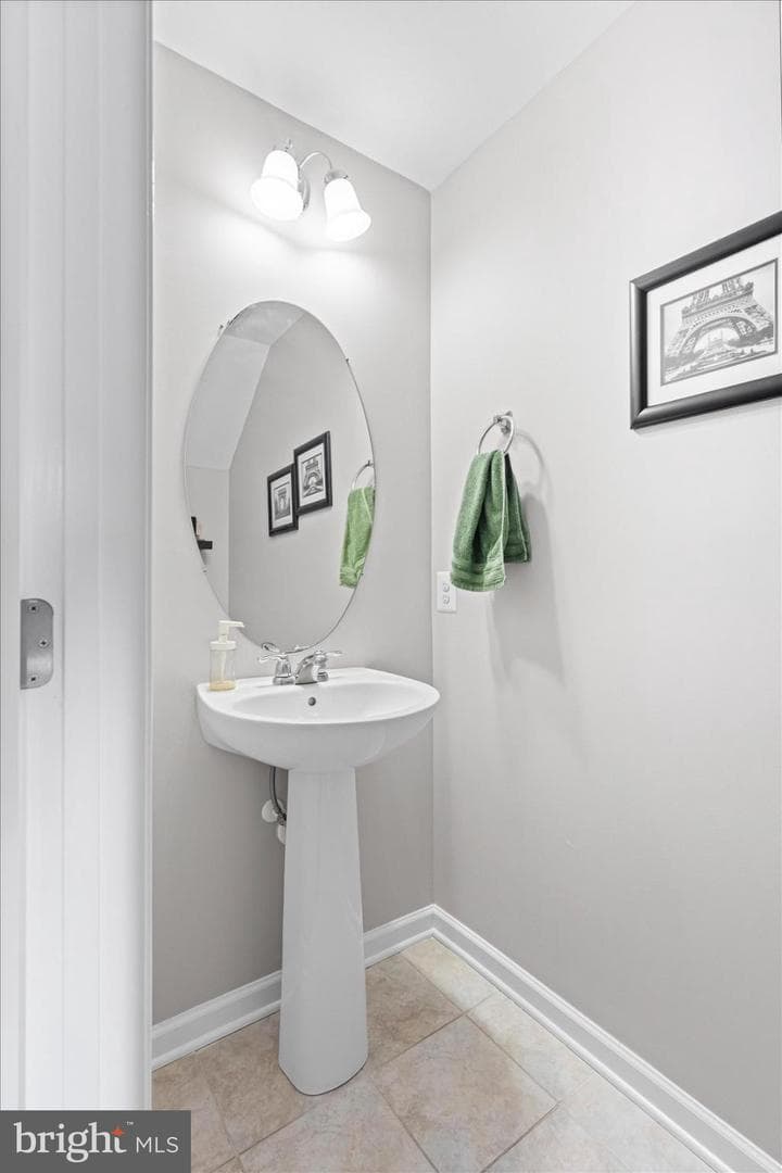 9442 Adelaide photo 31