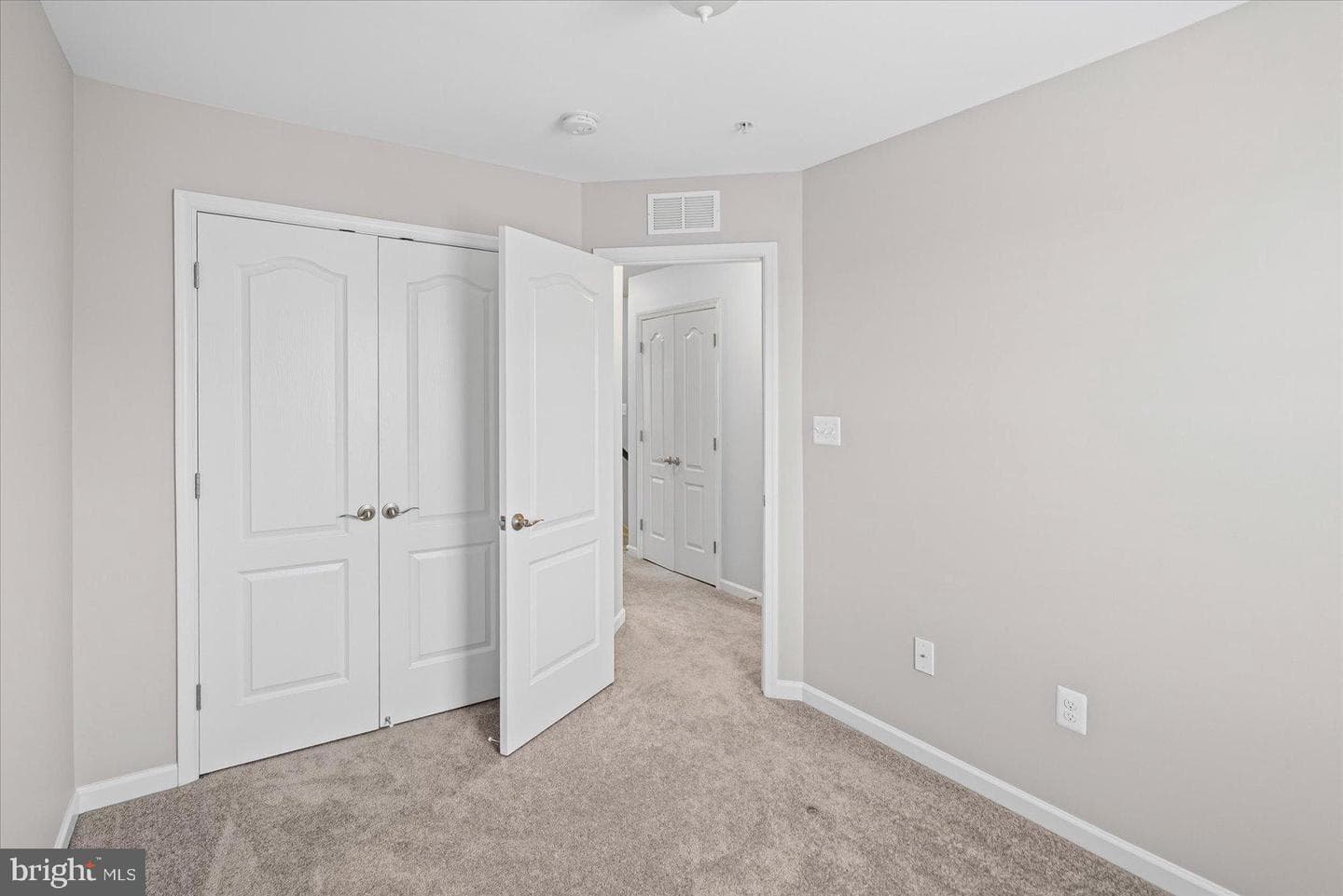9442 Adelaide photo 32