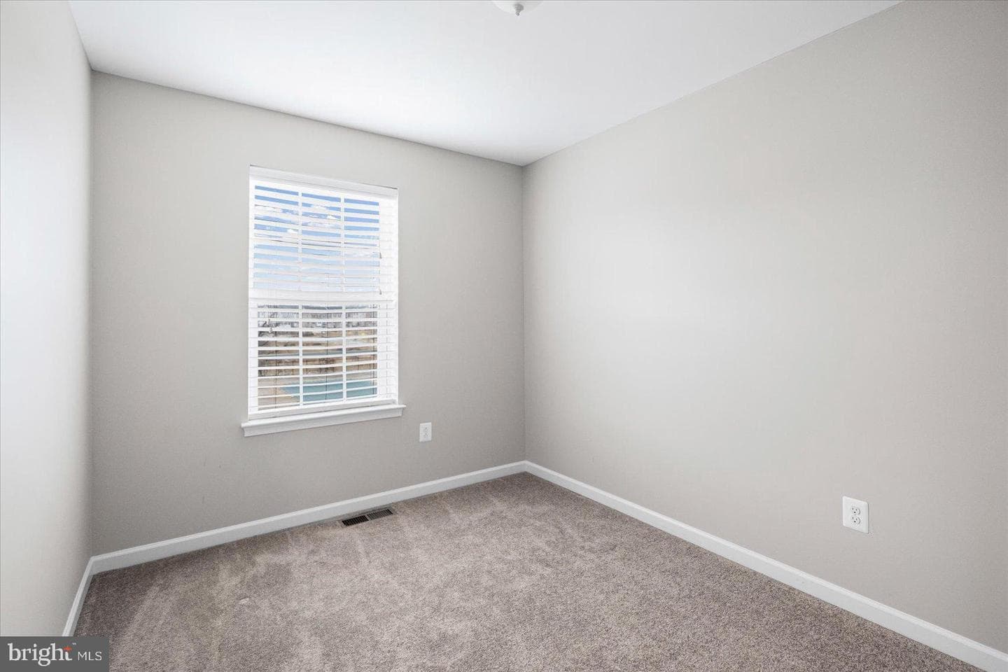 9442 Adelaide photo 33