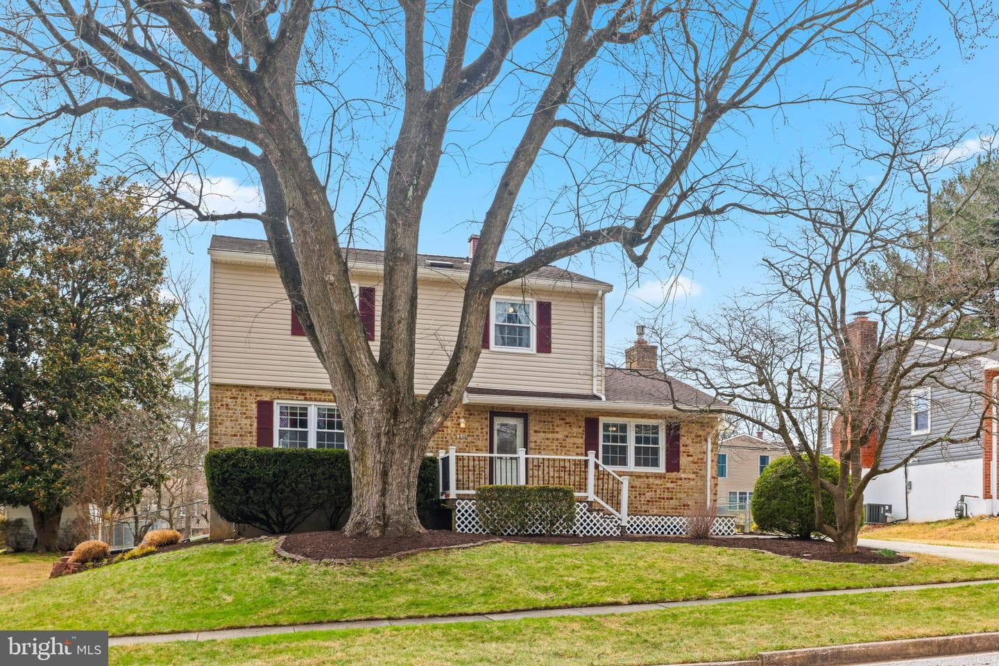 211 Bond Avenue photo 2