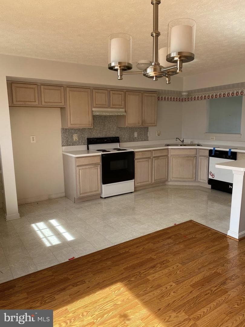 2721 Claybrooke Drive photo 8