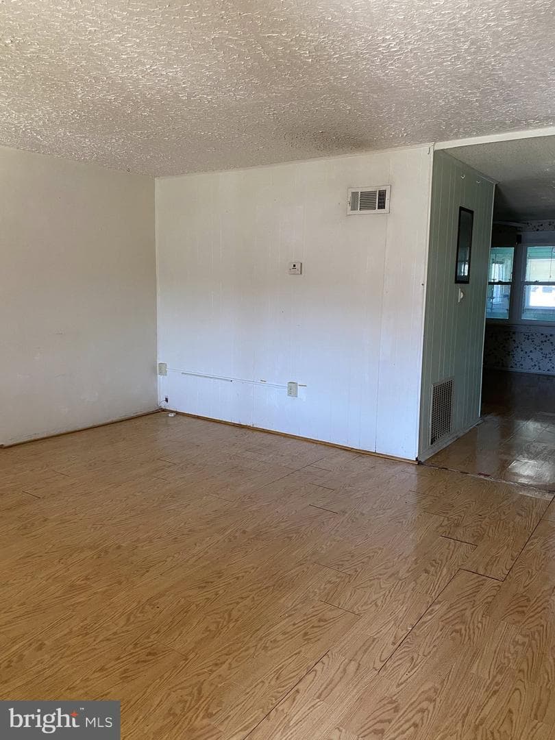 8048 Eastdale Road photo 2