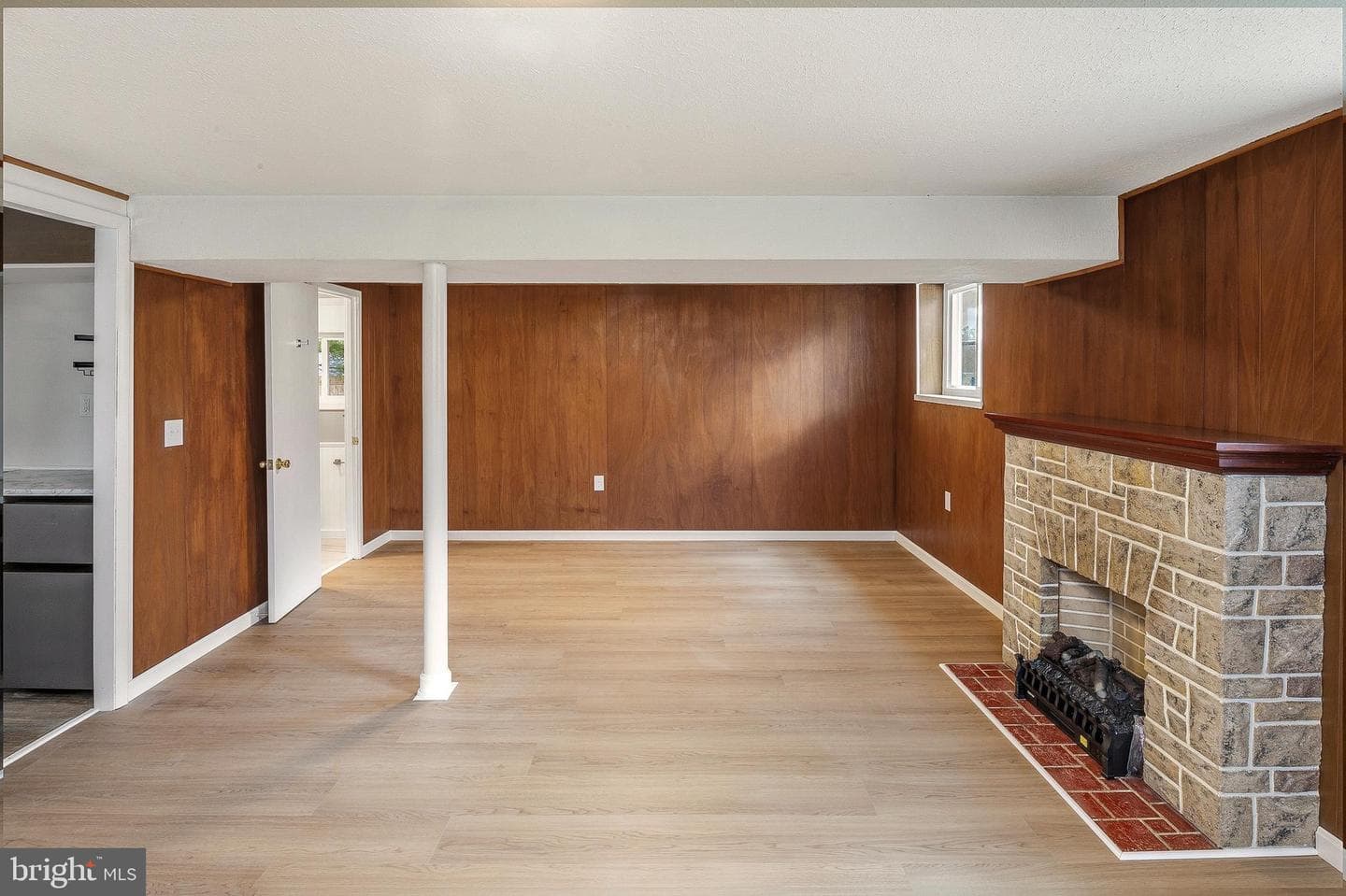1219 Redcliffe photo 31